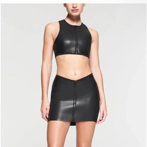 NWT SKIMS RUBBERIZED SCUBA SWIM MINI SKIRT in Onyx XXS